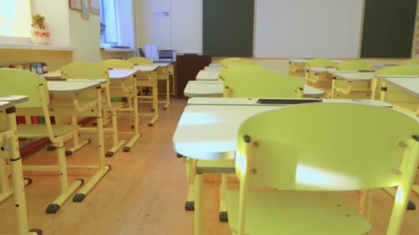 School Empty Classroom White Green Blackboard Educational Yellow Desks Chairs — Vídeos de Stock