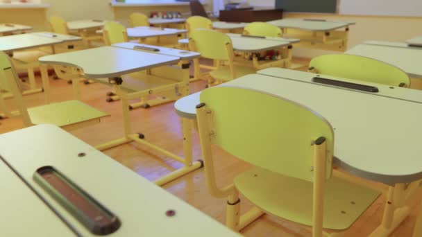 School Leeg Klaslokaal Met Wit Groen Schoolbord Educatieve Gele Bureaus — Stockvideo