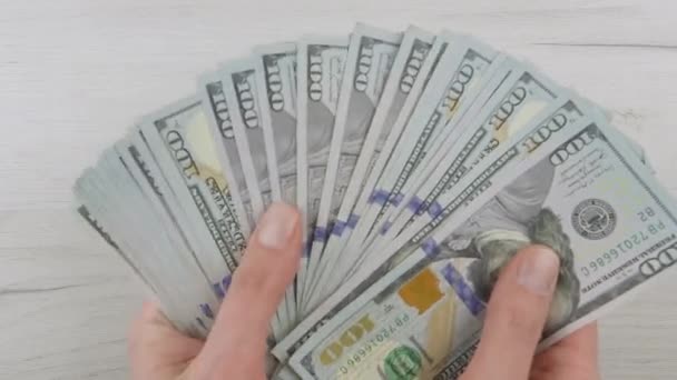 Смартфон Зеленый Синий Экран Человек Считает Доллары Наличными Бумажные Деньги — стоковое видео