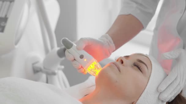 Tratament Led Roșu Femeie Care Face Terapie Facială Pielii Radiofrecvență — Videoclip de stoc