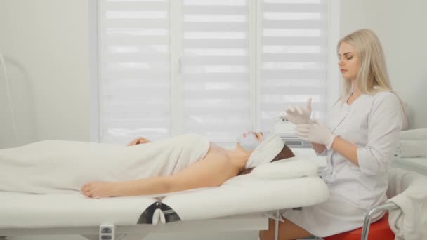 Cosmetologist Applies Cosmetic Mask Womans Face Beauty Spa Rejuvenating Restorative — Vídeo de stock