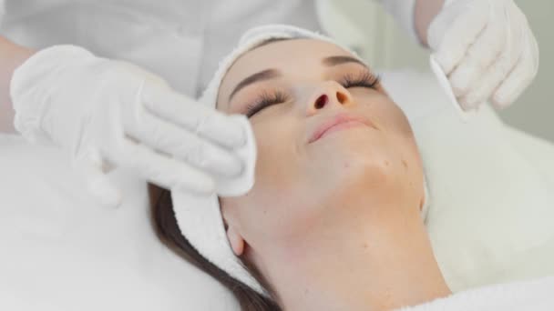 Cosmetologist Applies Cosmetic Mask Womans Face Beauty Spa Rejuvenating Restorative — Vídeo de Stock