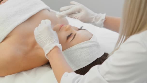 Cosmetologist Applies Cosmetic Mask Womans Face Beauty Spa Rejuvenating Restorative — стоковое видео