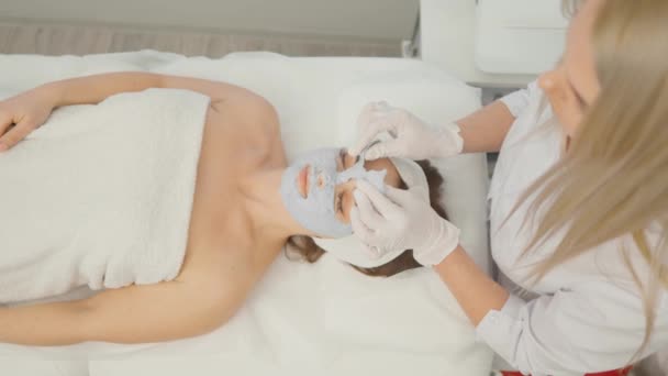 Cosmetologist Applies Cosmetic Mask Womans Face Beauty Spa Rejuvenating Restorative — стоковое видео
