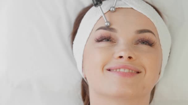Beautiful Woman Receives Microcurrent Facial Skin Treatment Cosmetologist Spa Salon — Vídeo de Stock