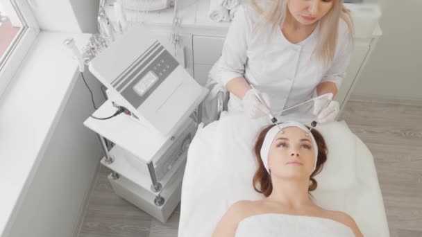 Beautiful Woman Receives Microcurrent Facial Skin Treatment Cosmetologist Spa Salon — Video Stock