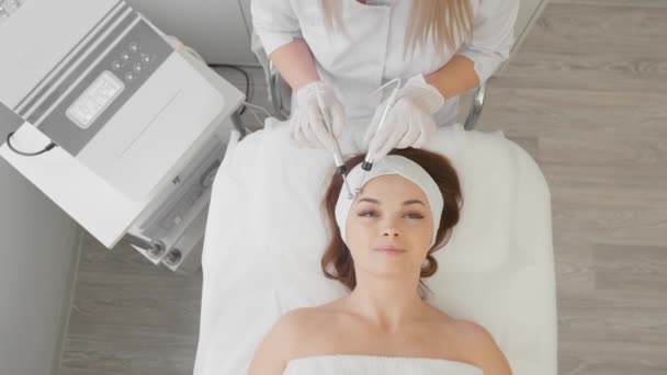 Beautiful Woman Receives Microcurrent Facial Skin Treatment Cosmetologist Spa Salon — Vídeo de stock