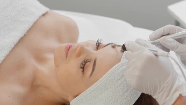 Beautiful Woman Receives Microcurrent Facial Skin Treatment Cosmetologist Spa Salon — Video Stock