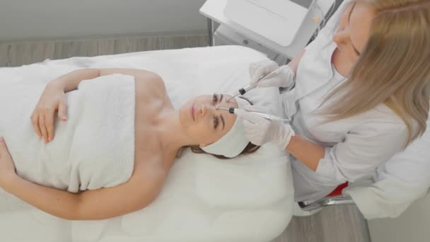 Beautiful Woman Receives Microcurrent Facial Skin Treatment Cosmetologist Spa Salon — Stok video
