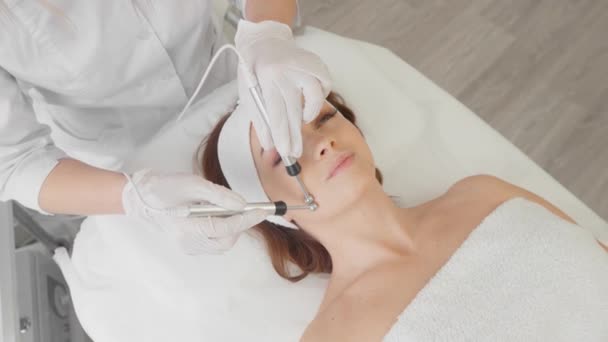 Beautiful Woman Receives Microcurrent Facial Skin Treatment Cosmetologist Spa Salon — Vídeos de Stock