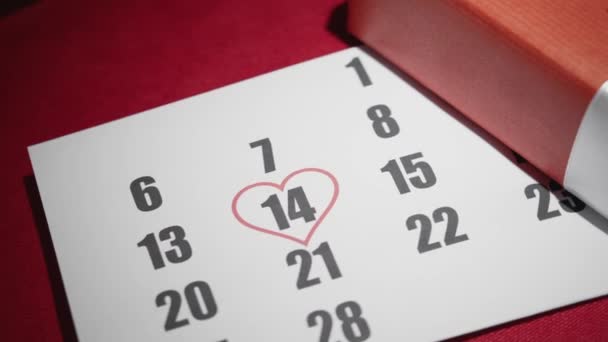 バレンタインデーへの贈り物 赤い背景にハートのギフトボックス カレンダーでは 2月14日はイベントのお祝いです ハートバレンタイン 居心地の良い雰囲気の中でロマンチックなバレンタインデー — ストック動画