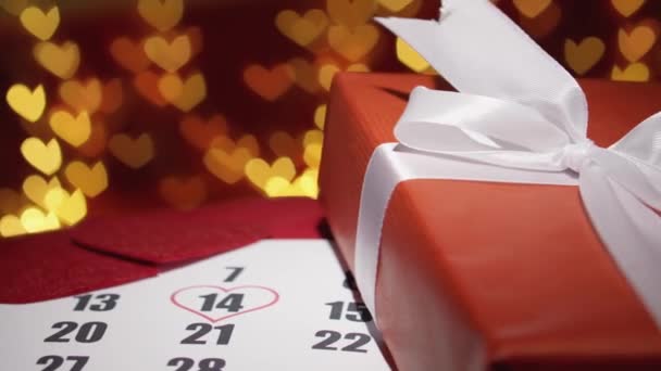 Een Cadeau Voor Valentijnsdag Geschenkdoos Een Rode Achtergrond Met Hartjes — Stockvideo