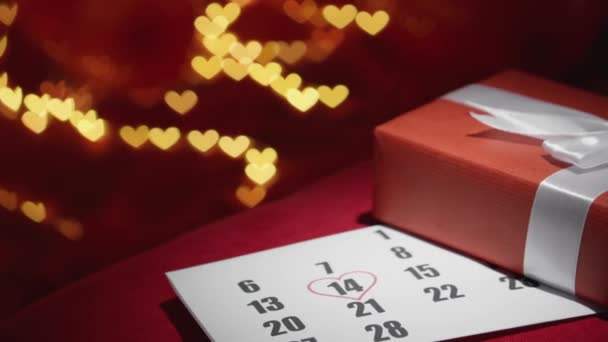 Ein Geschenk Zum Valentinstag Geschenkkarton Auf Rotem Hintergrund Mit Herzen — Stockvideo