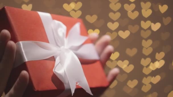 Подарок День Святого Валентина Руки Преподносят Подарок Подарочная Коробка Красном — стоковое видео