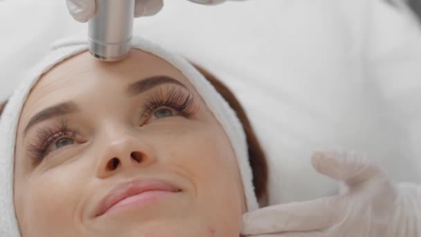 Eletroporação Sem Mesoterapia Injetável Mulher Cosmetologista Realiza Procedimento Cosmético Pele — Vídeo de Stock