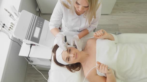 Electroporation Injection Mesotherapy Woman Cosmetologist Performs Cosmetic Procedure Skin Face — Video
