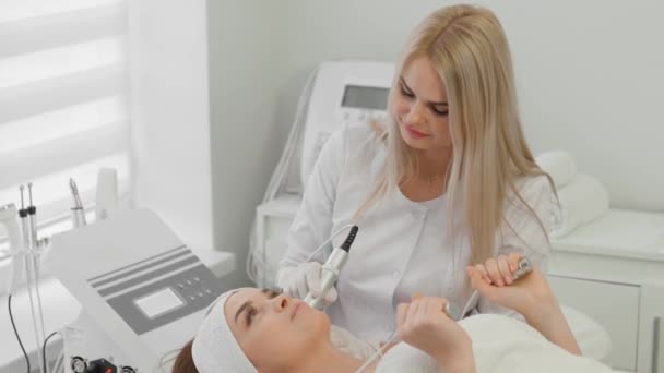 Elektroporacja Bez Mezoterapii Wstrzykiwań Kosmetolog Kobieta Wykonuje Zabieg Kosmetyczny Skórze — Wideo stockowe