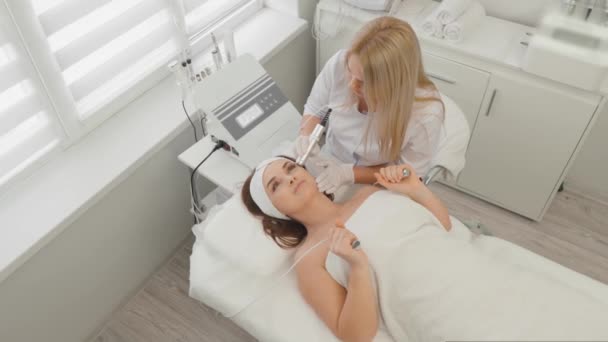 Electroporation Injection Mesotherapy Woman Cosmetologist Performs Cosmetic Procedure Skin Face — Αρχείο Βίντεο