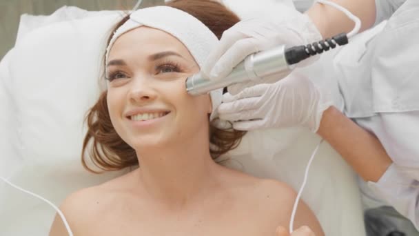 Elektroporáció Injekció Nélküli Mezoterápia Női Kozmetológus Kozmetikai Eljárást Végez Arc — Stock videók