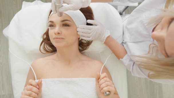 无注射间质疗法的电穿孔 女性美容师对面部皮肤进行整容 以减少皱纹 再生和更新女孩的面部 美容院 — 图库视频影像