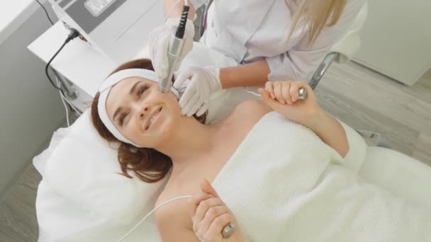 Electroporación Sin Mesoterapia Por Inyección Mujer Cosmetólogo Realiza Procedimiento Cosmético — Vídeo de stock