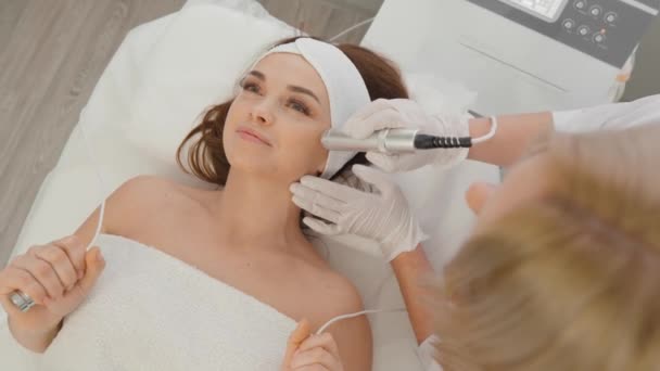 Elektroporation Ohne Injektionsmesotherapie Kosmetikerin Führt Kosmetische Eingriffe Auf Der Gesichtshaut — Stockvideo