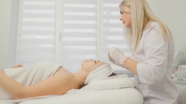 Woman Beautician Applies Cream Face Massage Care Relaxation Rejuvenation Nourishment — Vídeo de Stock