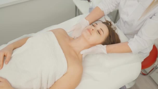 Woman Beautician Applies Cream Face Massage Care Relaxation Rejuvenation Nourishment — Αρχείο Βίντεο
