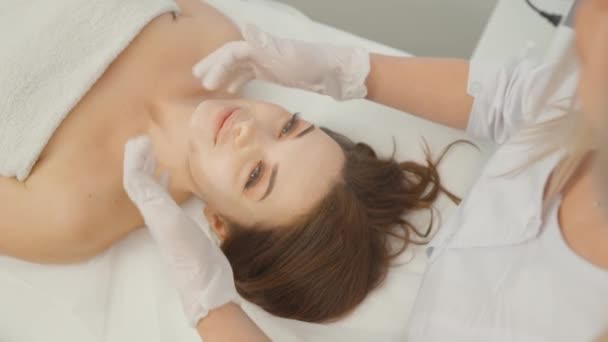 Schoonheidsspecialiste Brengt Crème Aan Het Gezicht Met Massage Verzorging Ontspanning — Stockvideo