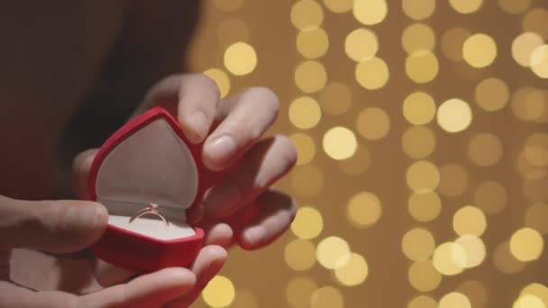 Руки Відкривають Червону Коробку Обручки Прикрас Валентинів День Шлюбна Пропозиція — стокове відео