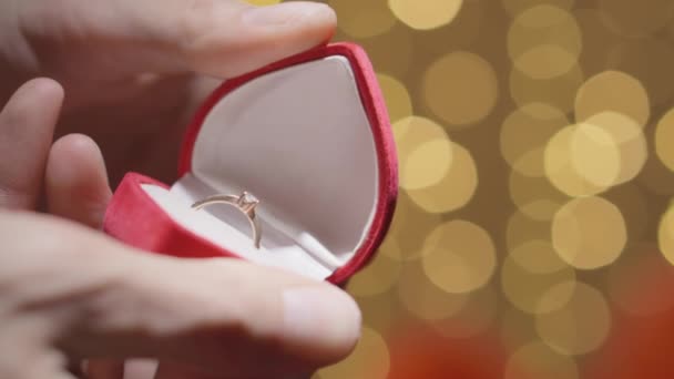 Close Hands Opening Red Box Wedding Ring Jewelry Valentines Day — Vídeo de Stock