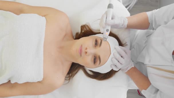 Levantamiento Facial Piel Por Radiofrecuencia Cosmetología Hardware Procedimiento Elevación Masaje — Vídeos de Stock