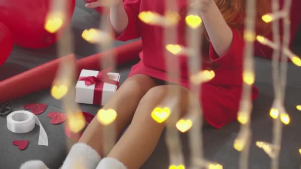 Sevgililer Günü Için Kendi Ellerinle Bir Hediye Kırmızı Elbiseli Bir — Stok video