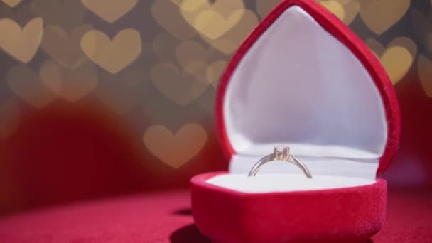 Diamanten Ring Met Sieraad Geschenkdoos Rode Stof Achtergrond Een Gouden — Stockvideo