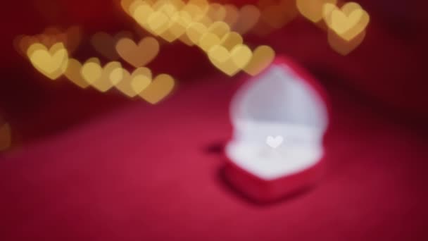 Діамантовий Перстень Ювелірною Коробкою Червоному Фоні Золота Обручка Валентинів День — стокове відео