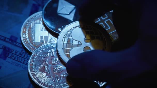 暗号通貨Bitcoin Ethereum Tether Binance Usd Xrp Dogecoin 米ドル紙幣が青色の背景にあります 暗号交換取引 ブロックチェーンデジタル金融取引 — ストック動画