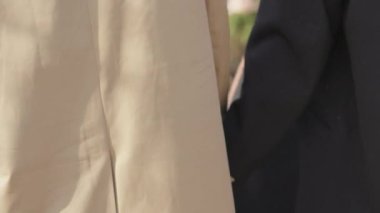 Baharda parkta yürüyen genç bir çift. Ormanda tatilde olan mutlu bir çocukla kızın romantik bir buluşması. Bir erkekle kadın arasındaki aşk ve ilişki. Gün batımında gülümsemeler, sarılmalar ve duygular.