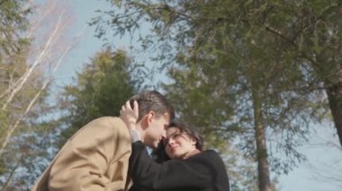 Baharda parkta yürüyen genç bir çift. Ormanda tatilde olan mutlu bir çocukla kızın romantik bir buluşması. Bir erkekle kadın arasındaki aşk ve ilişki. Gün batımında gülümsemeler, sarılmalar ve duygular.