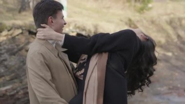 Baharda parkta yürüyen genç bir çift. Ormanda tatilde olan mutlu bir çocukla kızın romantik bir buluşması. Bir erkekle kadın arasındaki aşk ve ilişki. Gün batımında gülümsemeler, sarılmalar ve duygular.