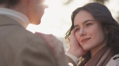 Baharda parkta yürüyen genç bir çift. Ormanda tatilde olan mutlu bir çocukla kızın romantik bir buluşması. Bir erkekle kadın arasındaki aşk ve ilişki. Gün batımında gülümsemeler, sarılmalar ve duygular.