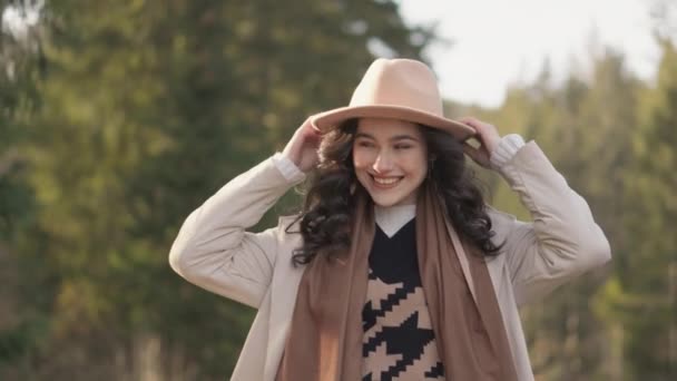 Portret Mooi Meisje Natuur Jonge Brunette Met Stijlvolle Hoed Regenjas — Stockvideo