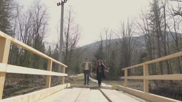 Boy Girl Running Wooden Bridge River Mountains Happy Carefree Young — Vídeo de stock