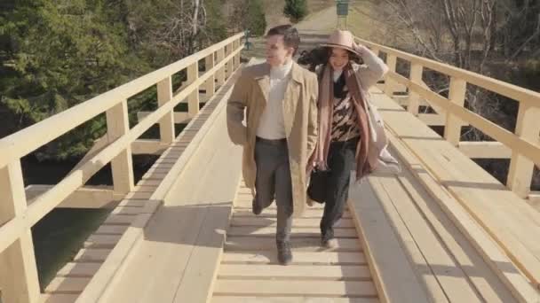 Boy Girl Running Wooden Bridge River Mountains Happy Carefree Young — Vídeo de stock