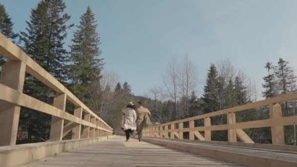 Boy Girl Running Wooden Bridge River Mountains Happy Carefree Young — Vídeo de Stock