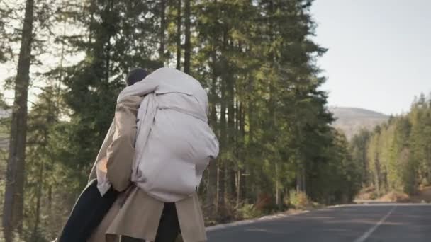 Romantic Couple Walking Highway Mountains Forest Man Takes Woman Hand — Vídeo de Stock