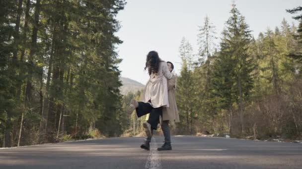 Romantiskt Par Promenader Längs Motorvägen Fjällskogen Mannen Tar Hand Kvinnan — Stockvideo
