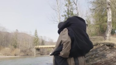 Neşeli genç çift parkta nehir kenarında flört ediyor. Kız ve oğlan doğada dinleniyor. Ormanda mutlu bir kadın eğleniyor, birlikte vakit geçiriyor. Kavram ilişkisi, aşk, bahar, yaz, sonbahar