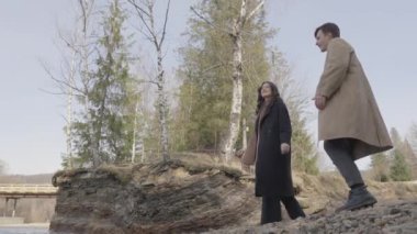 Neşeli genç çift parkta nehir kenarında flört ediyor. Kız ve oğlan doğada dinleniyor. Ormanda mutlu bir kadın eğleniyor, birlikte vakit geçiriyor. Kavram ilişkisi, aşk, bahar, yaz, sonbahar
