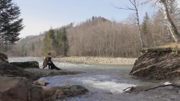 Χαρούμενο Νεαρό Ζευγάρι Φλερτάρει Κοντά Στο Ποτάμι Στο Πάρκο Κορίτσι — Αρχείο Βίντεο