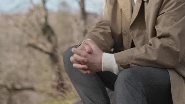 Genç Adam Parkta Tasarlanmış Bir Bakışla Tek Başına Oturuyor Adam — Stok video